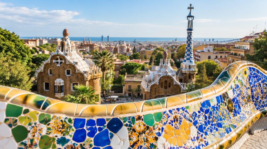 Terraço de mosaicos do Park Güell com vista para Barcelona