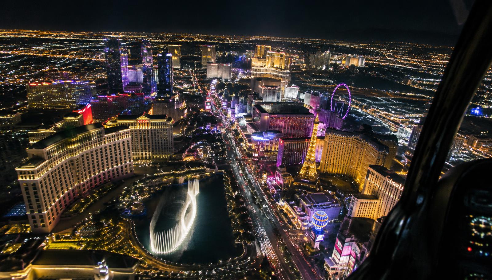 Vista da Strip iluminada em um voo noturno de helicóptero em Las Vegas