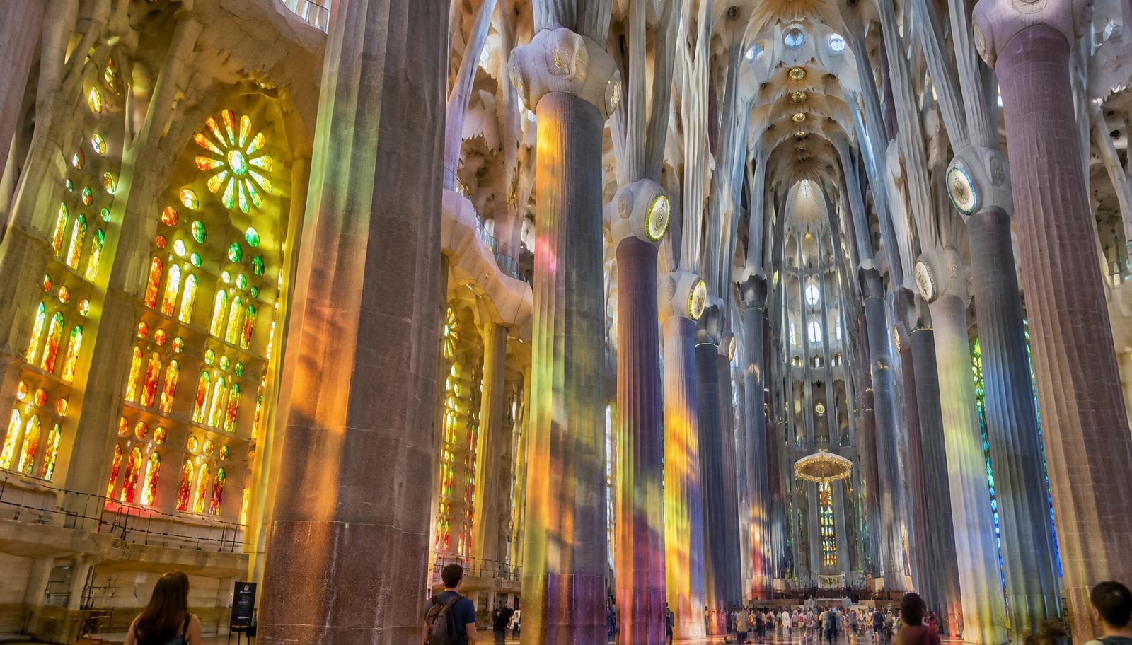 Luz dos vitrais no interior da Sagrada Família, em Barcelona