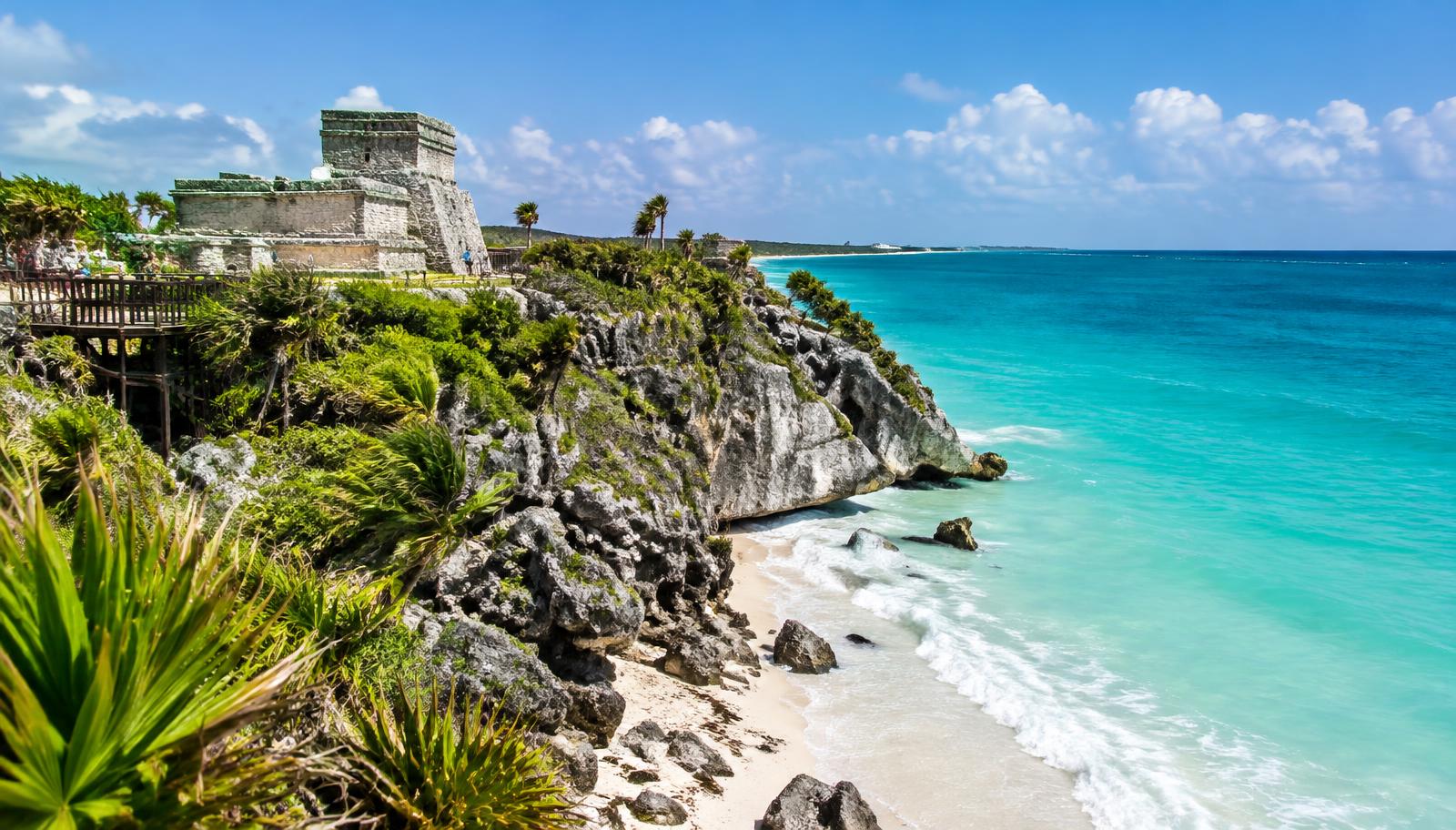 Ruínas maias de Tulum à beira do Mar do Caribe
